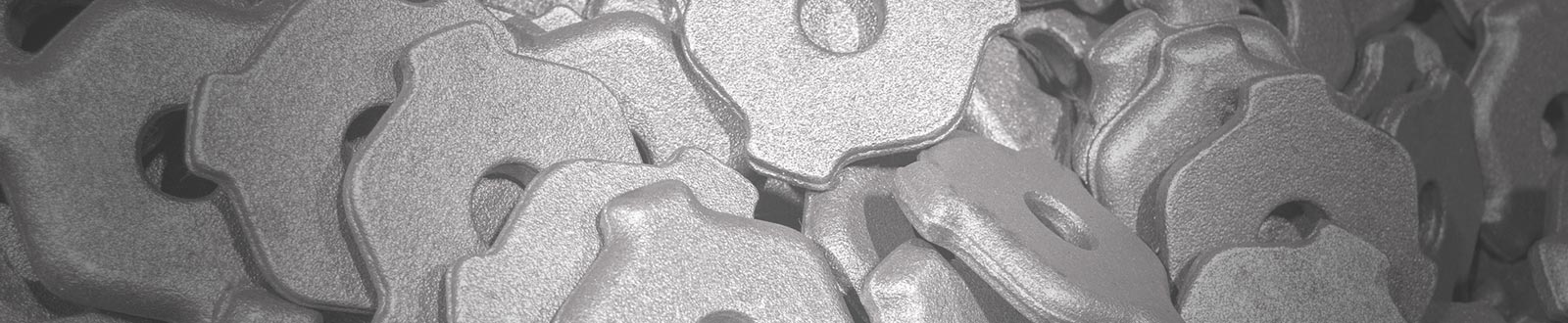 Piezas forjadas de acero gris después del servicio de granallado 