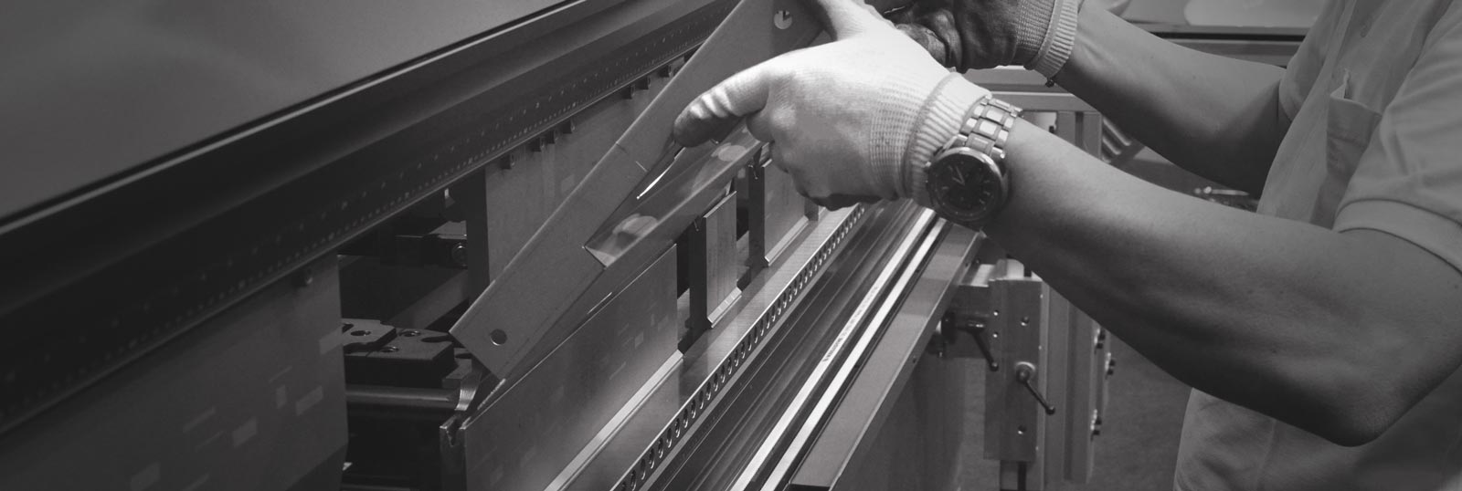 Plegadora de acero en acción